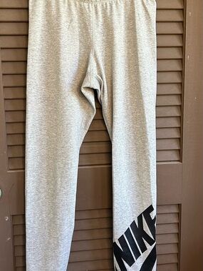 Nike Women's Sportswear Essential Leggings